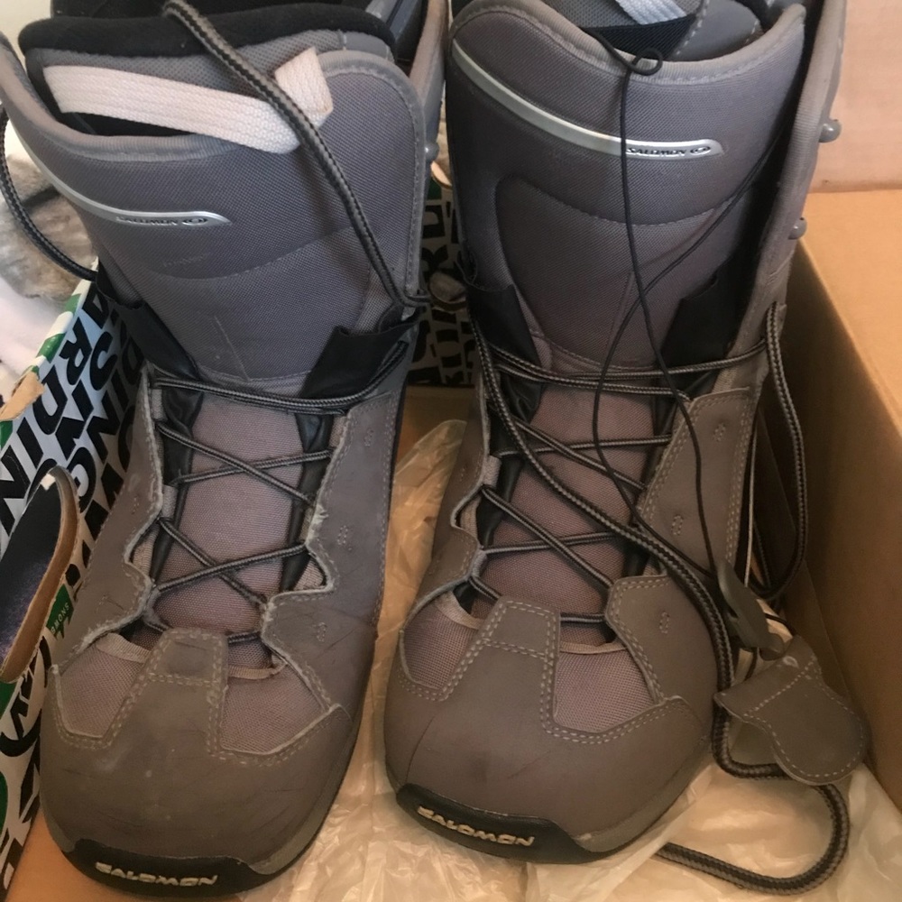 Snowboard boots